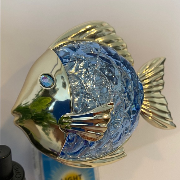 Bath & Body Works Fiber Optic “Fish” Light Up 24/7 Wallflower Plug & Refill - Picture 2 of 11